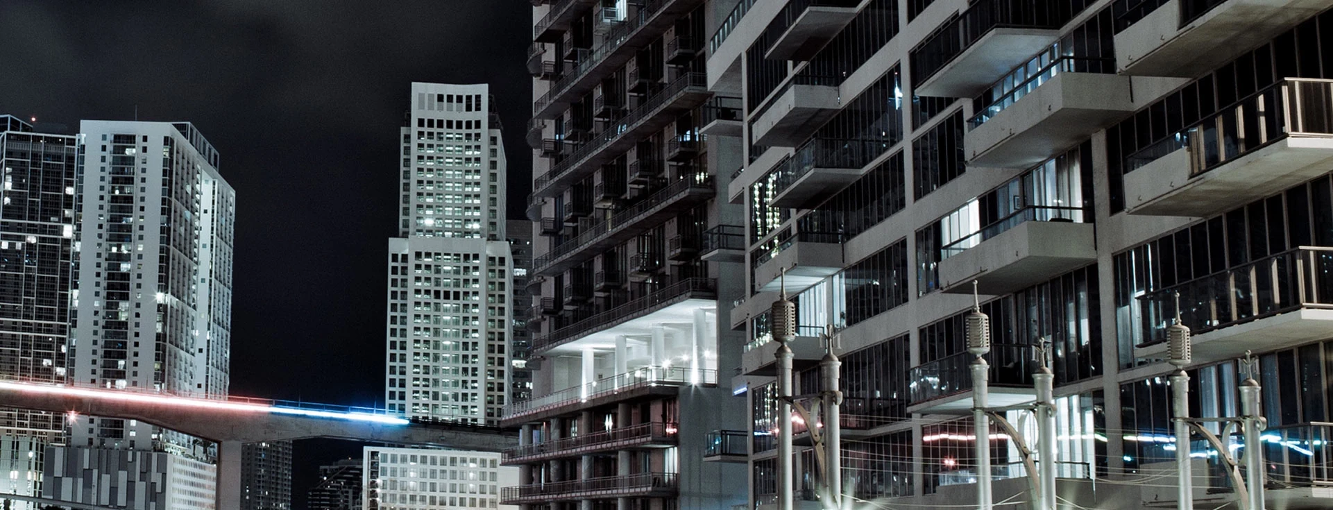 wieżowiec z balkonami nocą